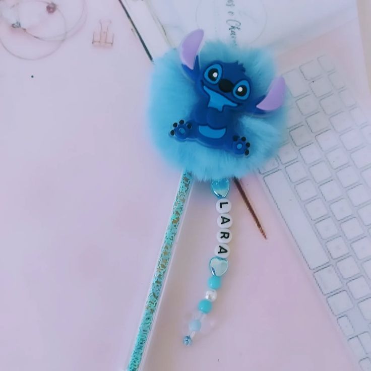 Esfero personalizado con pompón azul